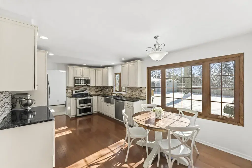 1811 Manor COURT Waukesha, WI 53188