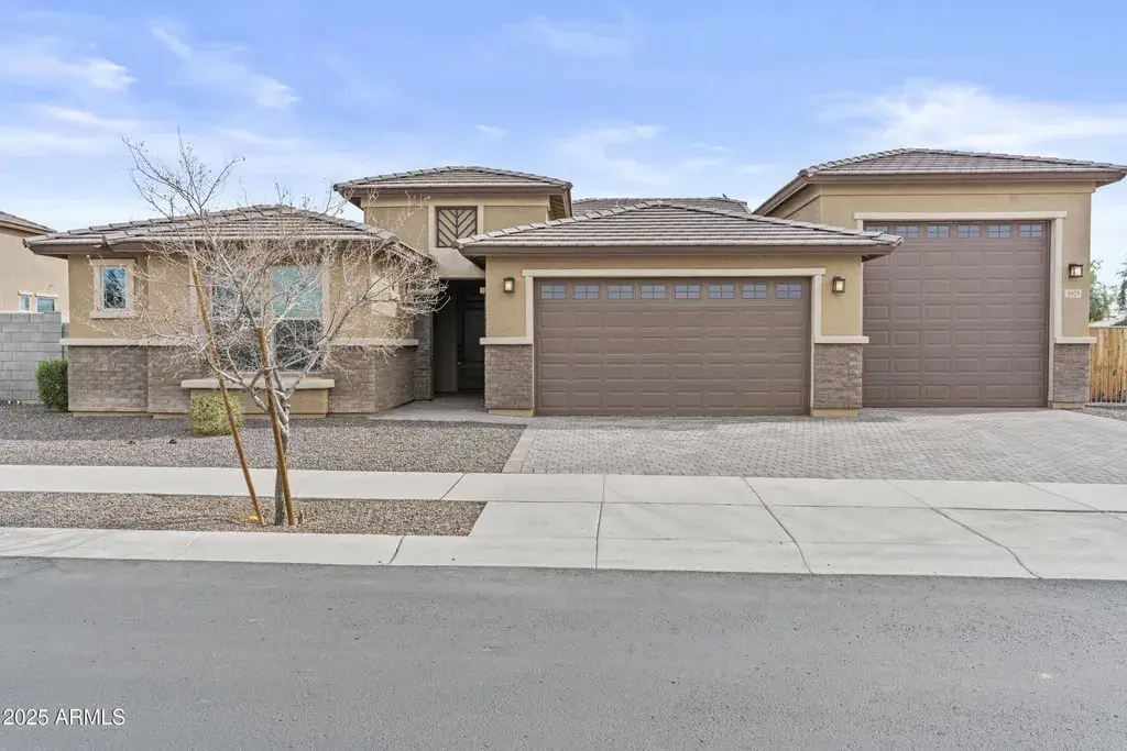 5825 N 107th Ln Phoenix, AZ 85037
